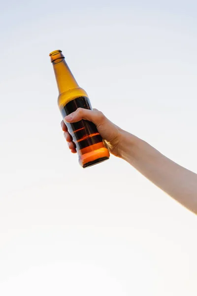 Mão Feminina Segurando Garrafa Cerveja Contra Céu — Fotografia de Stock