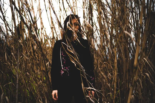 Mysterious Girl Wearing Black Outfit Standing Tall Dried Grass Looking — Stock Photo, Image