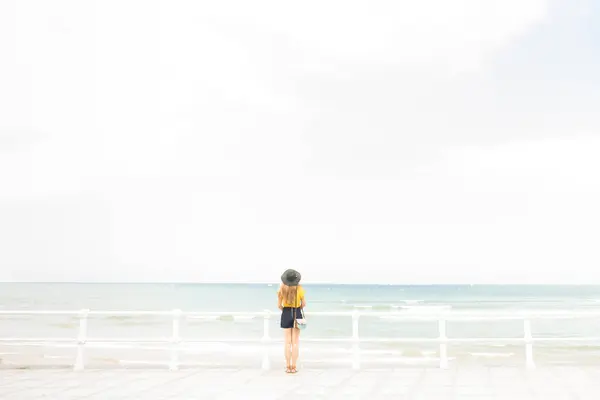 Жінка Елегантному Вбранні Стоїть Біля Паркану Набережній Насолоджується Видом Море — стокове фото
