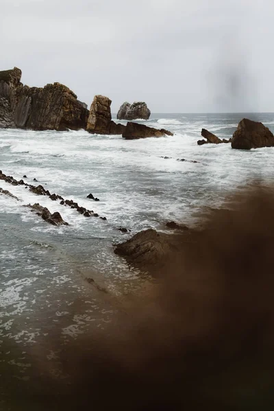 Rocks Wavy Sea Gray Cloudy Sky Cantabria Spain — стоковое фото