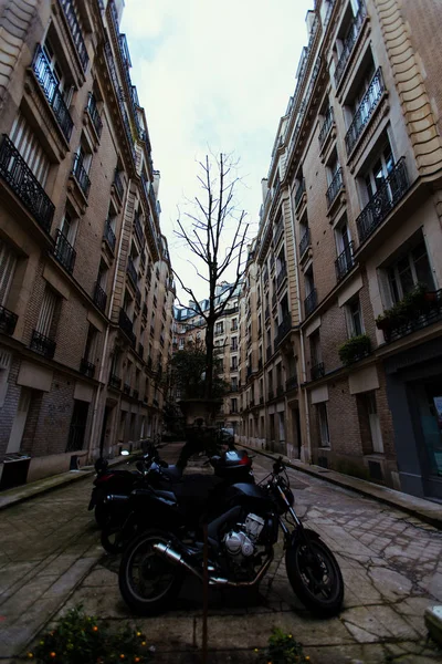 パリの狭い通りに駐輪する様々なオートバイ — ストック写真