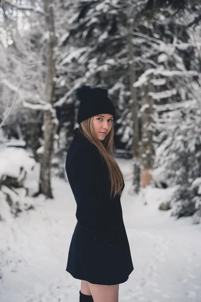 Mujer Atractiva Joven Sombrero Divertido Abrigo Negro Posando Camino Del — Foto de Stock