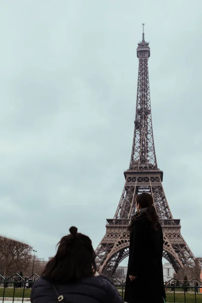站在埃菲尔铁塔旁的妇女 — 图库照片