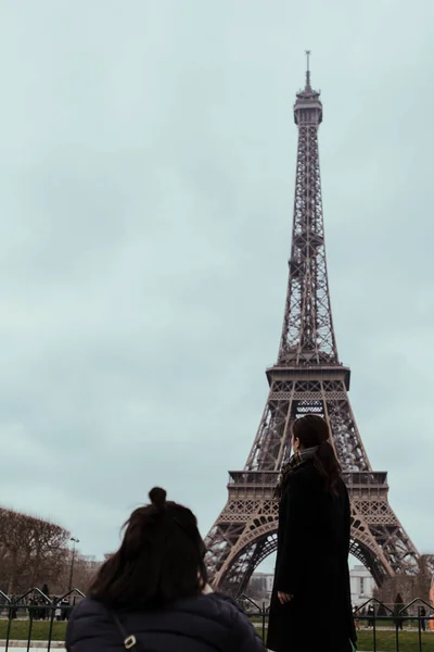 Vrouwen Bij Eiffeltoren — Stockfoto