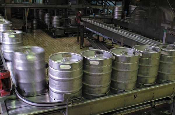 Barriles Metal Con Cerveza Moviéndose Sobre Transportador Taller Fábrica — Foto de Stock