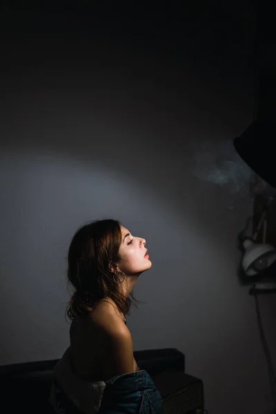 Sexual Woman Posing Lamplight — Stock Photo, Image