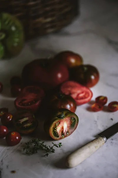 Tomates Frescos Inteiros Cortados Pela Metade Mesa Mármore Branco — Fotografia de Stock