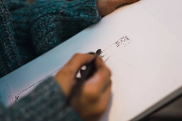 Mujer Creando Dibujo Estudio — Foto de Stock