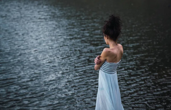 Молодая Женщина Белом Платье Стоит Одна Берегу Озера — стоковое фото