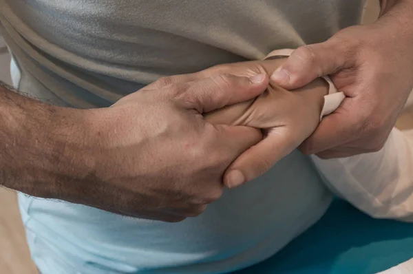 Primer Plano Del Terapeuta Masajeando Mano Femenina — Foto de Stock