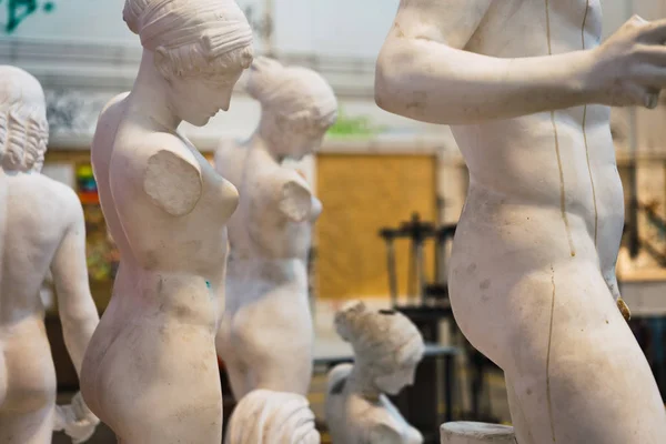 Organiser Des Sculptures Tachées Cassées Dans Atelier Art — Photo
