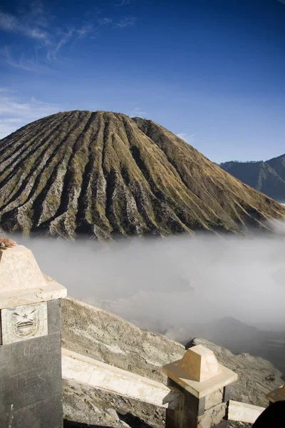 위에서부터 인도네시아의 아름다운 배경에 안개를 이루고 화산들의 — 스톡 사진
