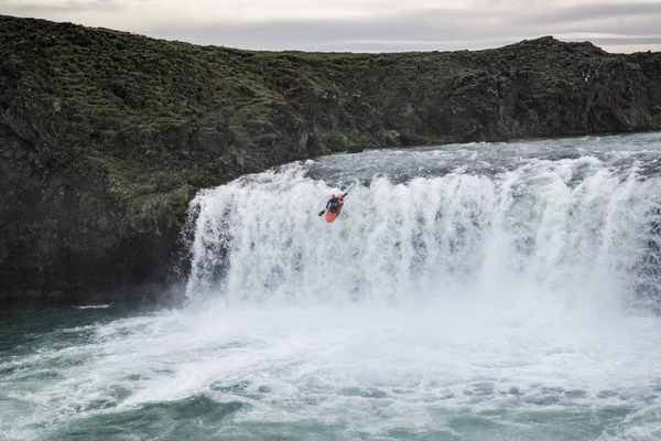 Person Kajak Vatten Mountain River Island — Stockfoto