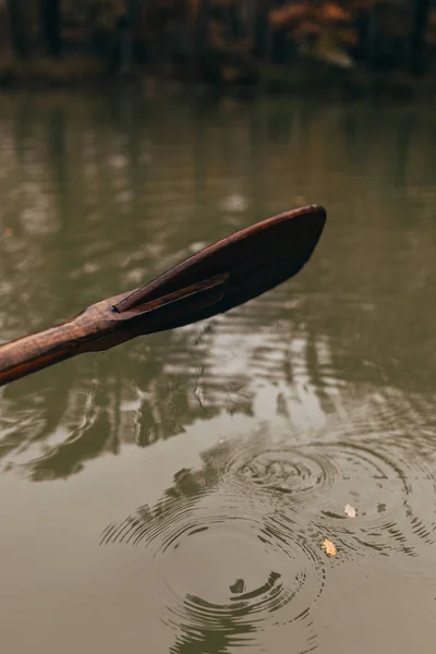 Liten Paddel Över Smutsigt Vatten Dammen Hösten — Stockfoto