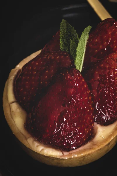 Close Delicious Dessert Filled Cream Fresh Strawberries — Stock Photo, Image