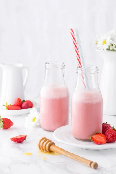 Milkshake Morango Rosa Servido Garrafas Com Palha — Fotografia de Stock
