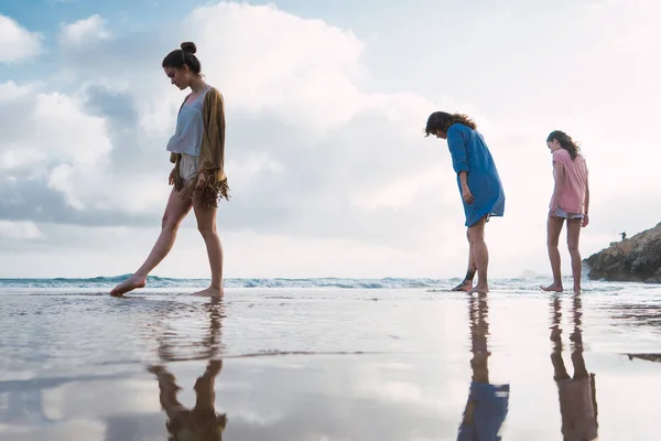 Donna Ragazze Adolescenti Che Camminano Insieme Sulla Spiaggia — Foto Stock