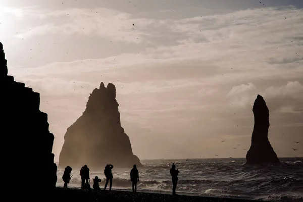 Grupo Turistas Irreconocibles Costa Del Océano Con Grandes Rocas Islandia — Foto de Stock