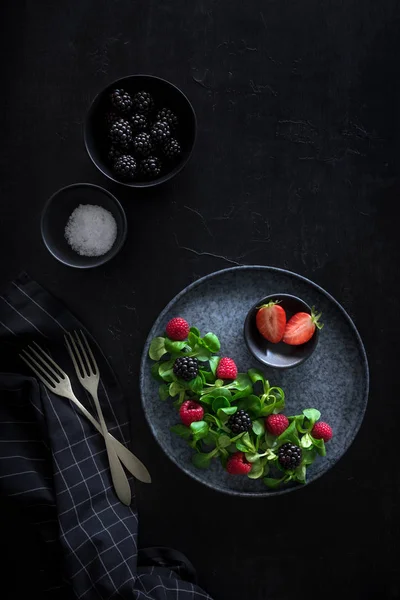 Salada Bagas Uma Atmosfera Escura — Fotografia de Stock