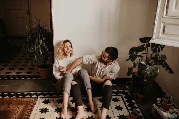 Homem Romântico Mulher Sentados Chão Casa Juntos — Fotografia de Stock