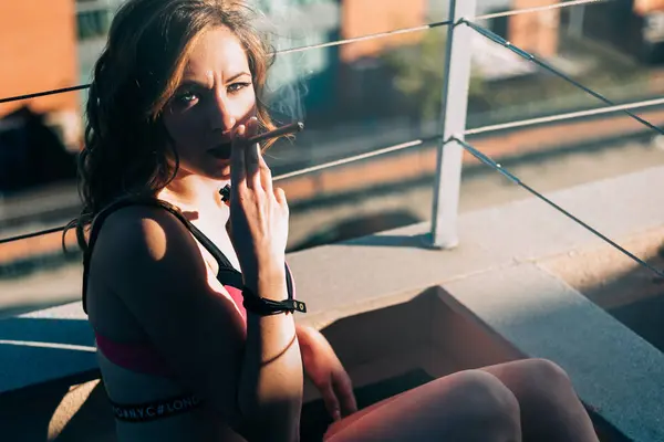 Молода Жінка Курить Конопляний Суглоб — стокове фото