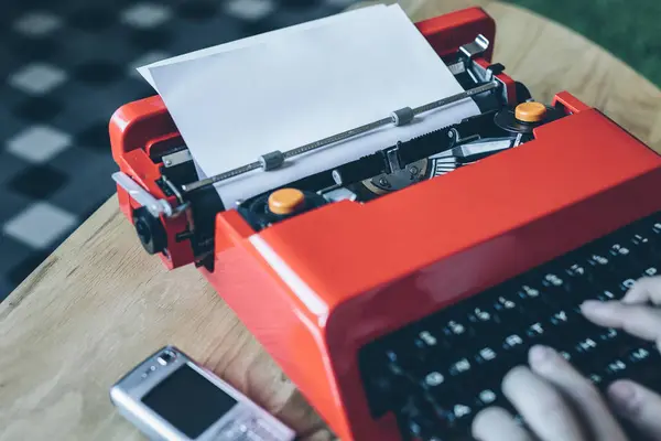 Persona Escribiendo Máquina Escribir Roja Mesa —  Fotos de Stock