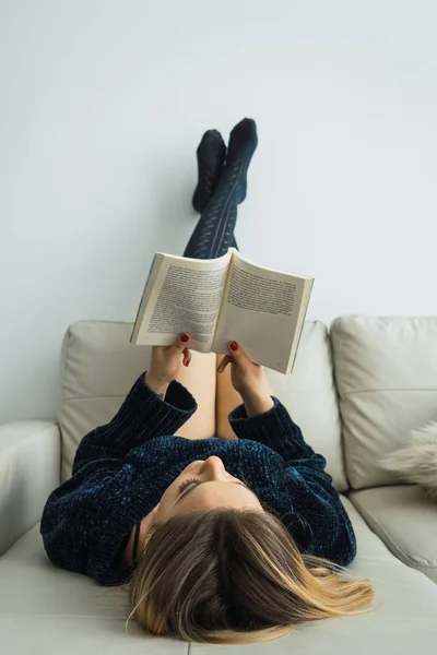 Blond Meisje Geabsorbeerd Met Lezen Coach Thuis — Stockfoto