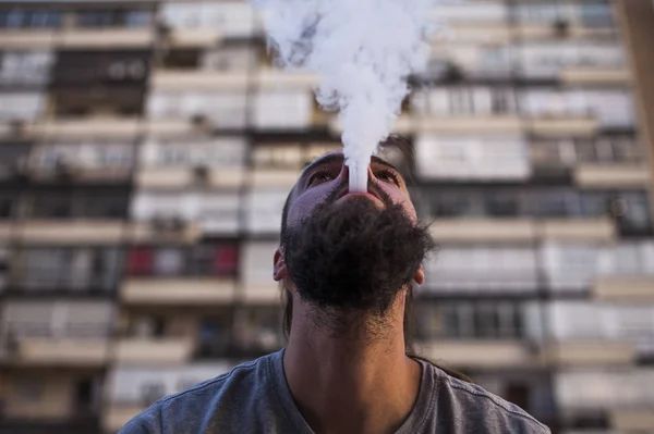 Jovem Caucasiano Rastafarian Homem Fumar Expor Fumaça Olhar Para Cima — Fotografia de Stock