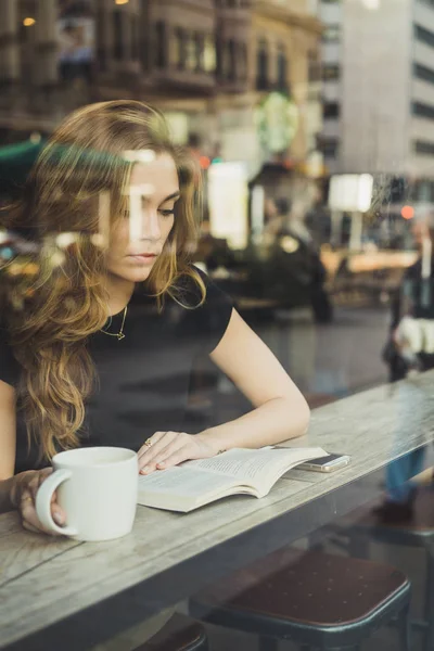 Jovem Sentada Com Livro Café Janela Café — Fotografia de Stock