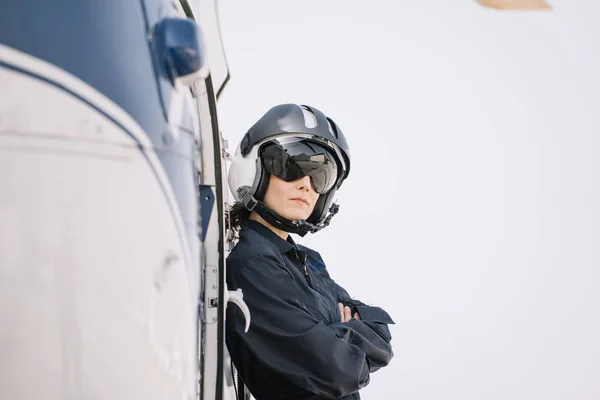 Pilot Flicka Poserar Med Sin Helikopter Och Hjälm — Stockfoto