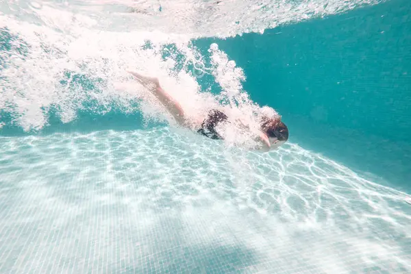 Junge Badehose Stürzt Klares Blaues Poolwasser — Stockfoto