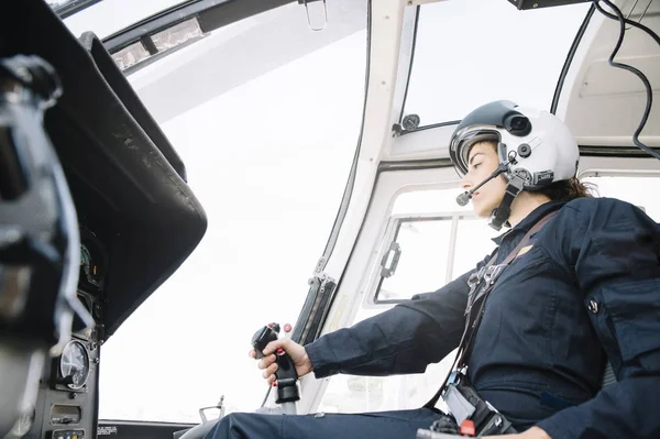 Fokussierte Pilotin Die Hubschrauber Sitzt Und Operiert — Stockfoto