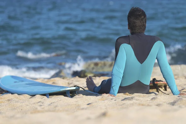 Achteraanzicht Van Mens Wetsuit Zittend Met Surfplank Het Strand Kijkend — Stockfoto