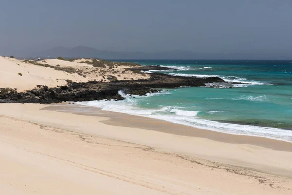 Oceaan Kustlijn Met Blauwe Golven Zand Met Rotsen Met Mistige — Stockfoto