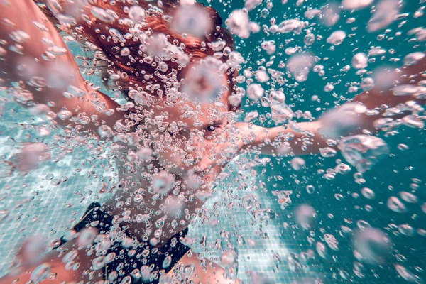 Criança Mergulho Água Com Bolhas Contra Fundo Água Transparente — Fotografia de Stock