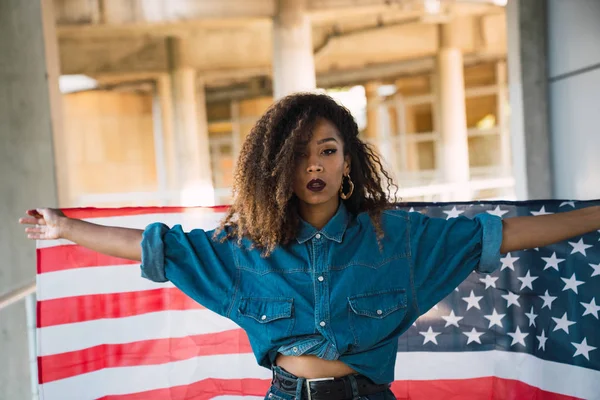 Jonge Vrouw Denim Kleding Houden Van Vlag Van Amerika — Stockfoto