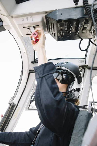 Cílené Ženské Pilot Helmě Sedí Provoz Vrtulníku — Stock fotografie