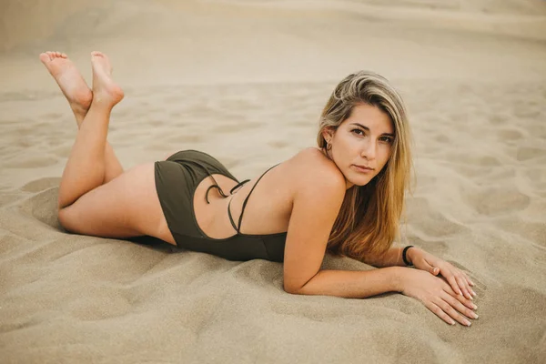 Kvinna Badkläder Liggande Sand Och Tittar Kameran — Stockfoto