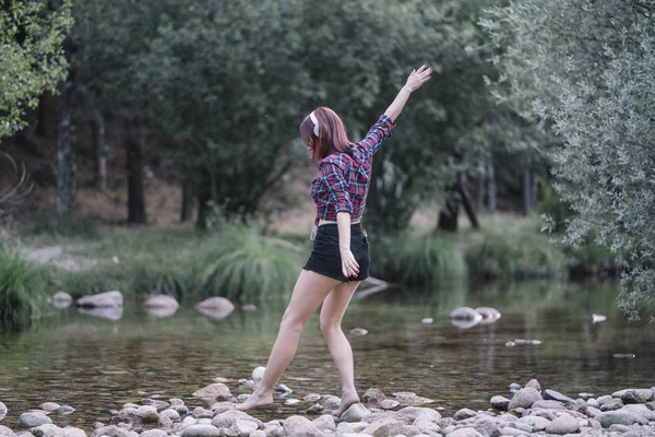 Red Haired Girl Performs Exercises River — Stock Photo, Image