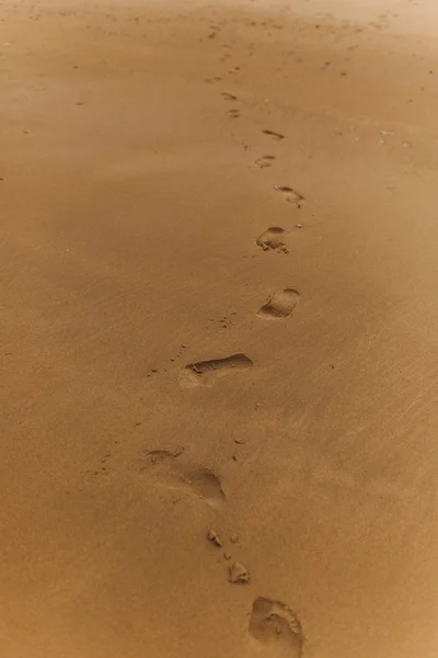 Menschliche Spuren Die Auf Trockener Sandiger Oberfläche Vorwärts Führen — Stockfoto