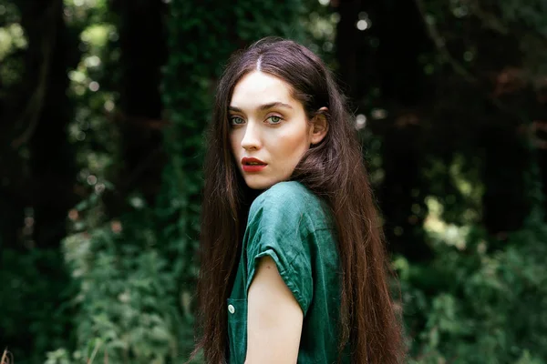 Yeşil Gömlekli Saç Stili Kesişen Kameraya Bakan Çekici Kadının Yan — Stok fotoğraf