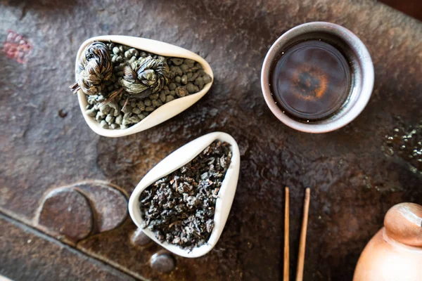 Geleneksel Tören Için Doğu Masasındaki Çaydanlık Kuru Çay Yapraklarından — Stok fotoğraf