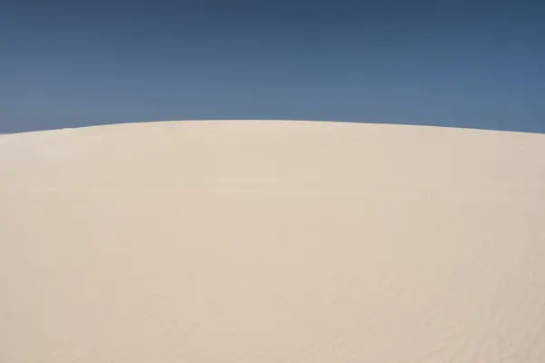 カナリア諸島の澄んだ青空と乾燥した野生の砂漠の砂の丘 — ストック写真
