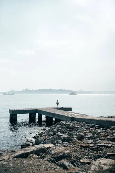 Vista Trasera Una Persona Distante Parada Pequeño Muelle Mirando Mar —  Fotos de Stock