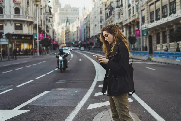 Mujer Usando Smartphone Carretera Ciudad —  Fotos de Stock