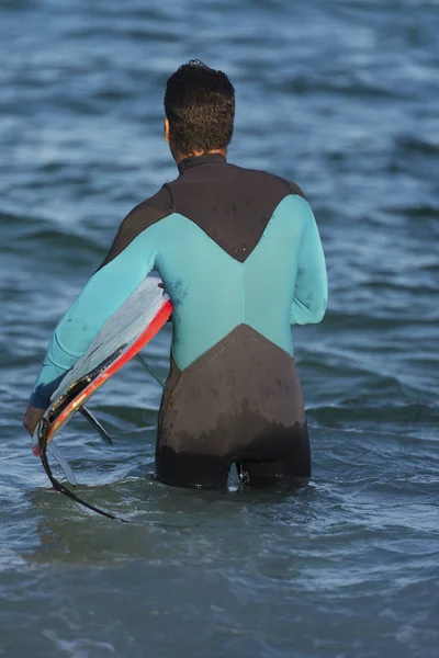 Surfer Surfen Mit Surfbrett Meer Einem Sonnigen Tag — Stockfoto