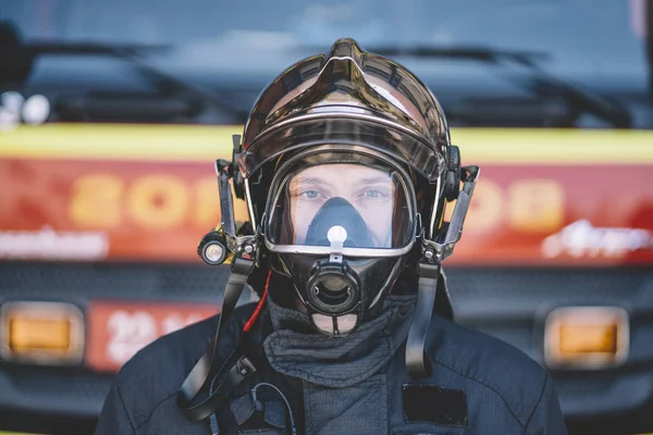 Bombeiro Posa Com Capacete Olhando Para Câmera — Fotografia de Stock