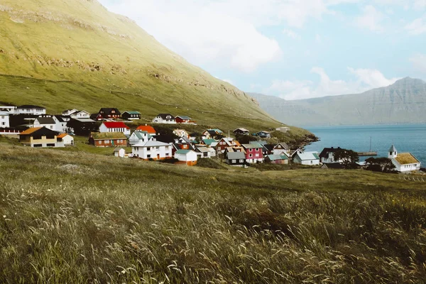 Vista Para Pequena Aldeia Com Casas Coloridas Montanhas Verdes Nas — Fotografia de Stock