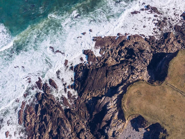 Cima Tiro Água Mar Acenando Perto Costa Rochosa Astúrias Espanha — Fotografia de Stock