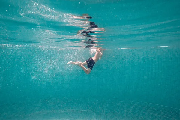 Ragazzo Costume Bagno Piscina Profonda Trasparente Turchese — Foto Stock